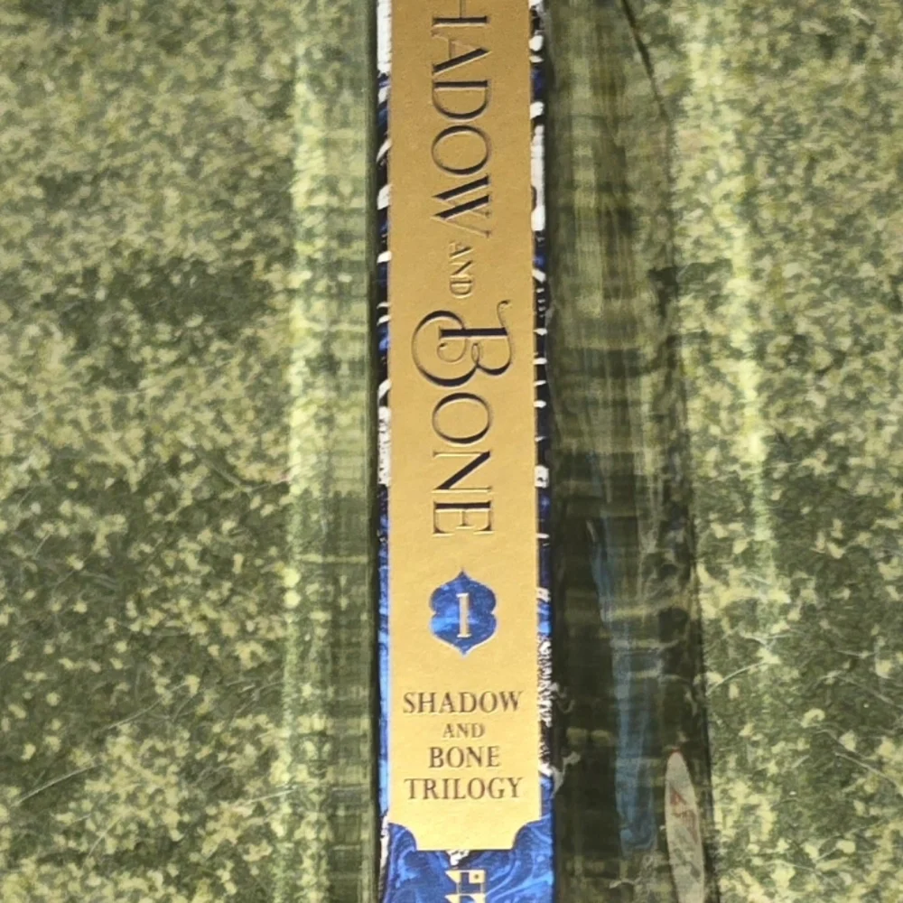 Softcover copy of Shadow and Bone by Leigh Bardugo in great condition. - Picture 3 of 3